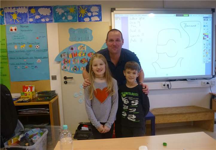 Waldpädagoge Marc Decker mit Schülerinnen und Schülern aus der Klasse 3a der Grundschule Sankt Georg.privat