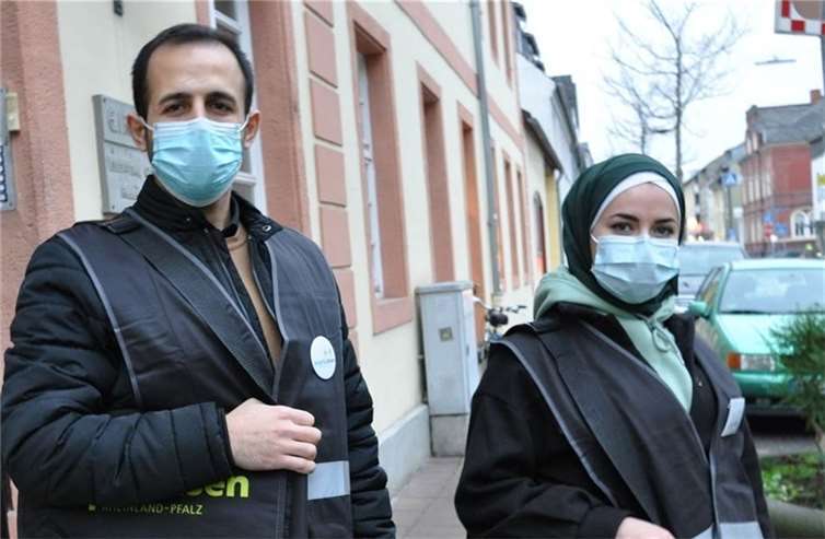 Walid Alsem und Sana Olabi sind zwei von neun Impflotsen, die in der Stadt Neuwied unterwegs sind. Foto: Stadt Neuwied