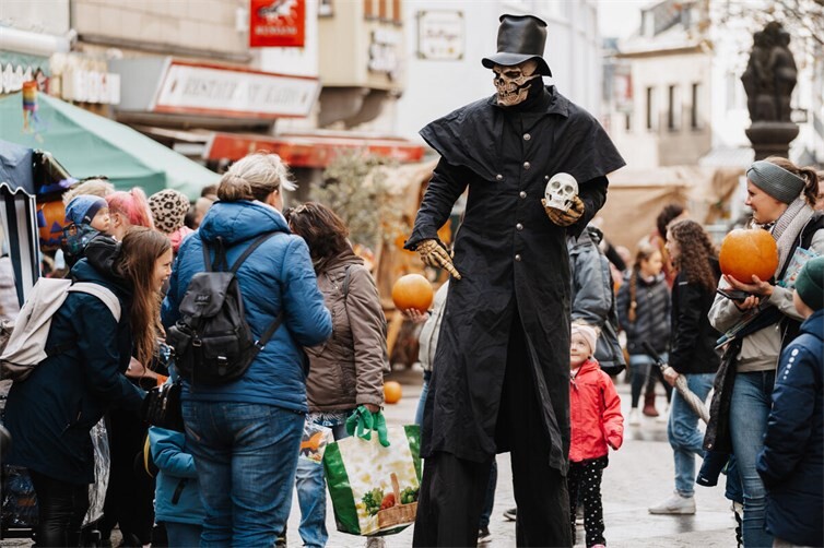 Walking Acts und Stelzenläufer ziehen durch die Straßen.