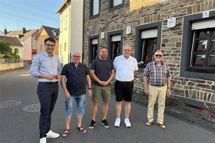 Wallersheim: In Wallersheim wurde unter der Regie des Kreisvorsitzenden Philip Rünz (links) mit Markus Rönsch (Mitte) ein neuer Vorsitzender des Ortsverbands gewählt. Stellvertretender Vorsitzender ist nun Alois Johann (2 vl) Als Beisitzer unterstützen (von links): Walter Rosenbaum und Joseph Kammerschen.