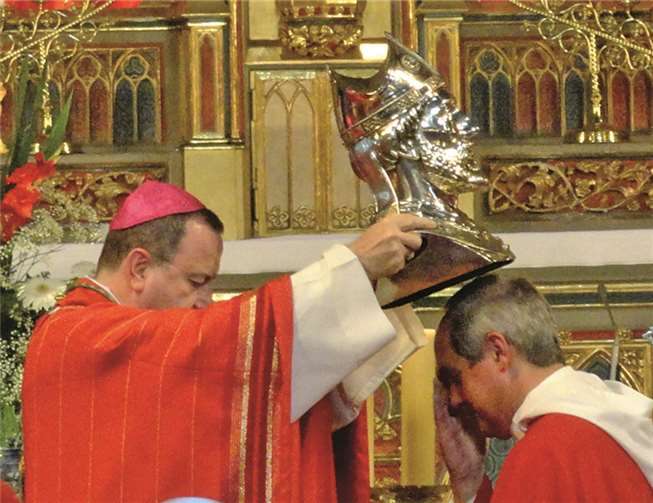 Wallfahrt 2014 Hauptaufsetzen durch Erzbischof Ghizzoni. privat