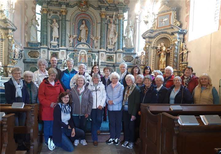 Wallfahrt der kfd Adenau führt wieder nach Pützfeld Wallfahrt mit Weitblick: kfd Adenau an der Kapelle Pützfeld. Foto: privat