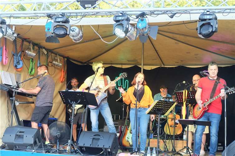 Wallfestband „Walltones“ heizte den Gästen tüchtig ein.  Foto: privat