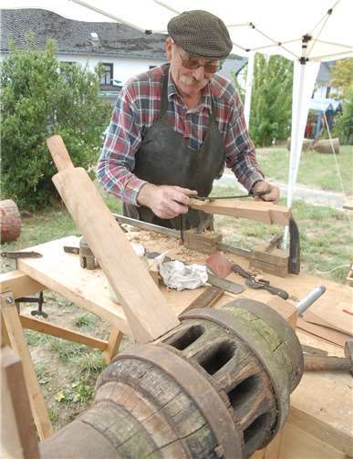 Walter Bergsch ist einer der wenigen,die das Stellmacher-Handwerk noch beherrschen.