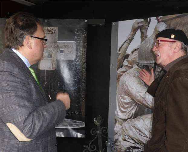 Walter Buhr (re.) im Gespräch mitBürgermeister Bernd Weidenbach. Fotos: FA