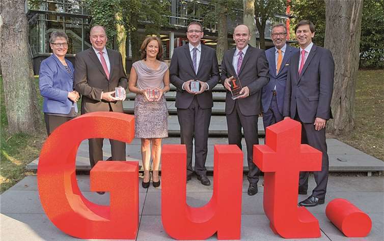 Walter Calenborn (2. v. l.), Helga Grünewald (3. v. l.) und Thorsten Breuer (Mitte) von der KSK Ahrweiler nehmen gemeinsam mit Sparkassendirektor Guido Mombauer (3. v. r.) die Auszeichnung von Beate Läsch-Weber, Präsidentin des Sparkassenverbandes Rheinland-Pfalz (links), Norbert Wahl, bisheriger Verbandsgeschäftsführer (2. v. r.) und Roman Frank, neuer Verbandsgeschäftsführer (rechts), entgegen.Privat