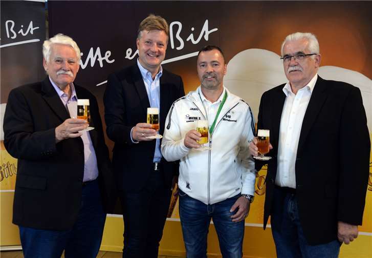 Walter Desch (Präsident des Fußballverbandes Rheinland), Gerd Müller (Verkaufsleiter Eifel/Trier bei der Bitburger Braugruppe), „Glücksfee“ Markus Kuhnen und Bernd Schneider (Spielausschussvorsitzender des Fußballverbandes Rheinland) (v.l.n.r)nach der AuslosungFoto: privat