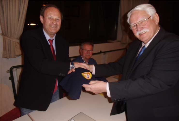 Walter Desch, der Präsident des Fußballverbands Rheinland (rechts), zeichnete seinen langjährigen Weggefährten und ehemaligen Vizepräsidenten des Fußballverbands Rheinland, Staatsminister a. D. Heinz Schwarz, für dessen 70-jährige Mitgliedschaft beim SV Leubsdorf aus.