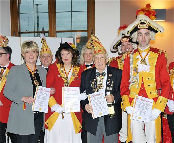 Walter „Dexy“ Dexheimer (2.v.re.) wurde die Ehrenmitgliedschaft der Narrenzunft Gelb-Rot verliehen.