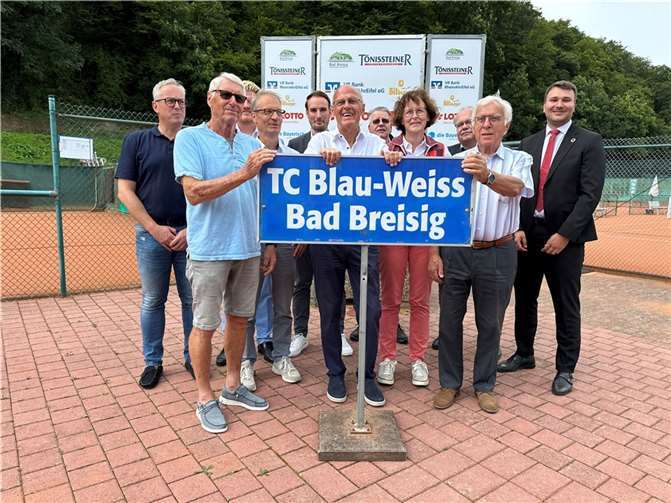 Walter Erben (Mitte) mit Vereinsmitgliedern, Mitorganisatoren, Sponsoren und Unterstützern.  Foto: ROB