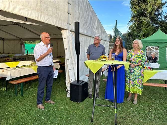 Walter Erben (l.) begrüßte die vielen Ehrengäste.  Foto:ROB