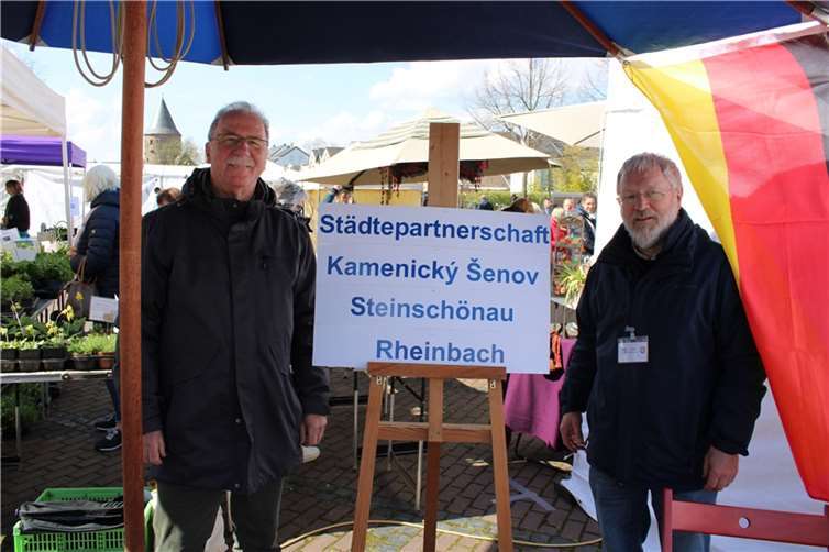 Walter Erlenbach (rechts) und Winfried Kern informierten über die Völker-verbindende Arbeit des Städtepartnerschaftsvereins „Freunde und Partner von Kamenicky Senov/Steinschönau und Umgebung - Rheinbach“.