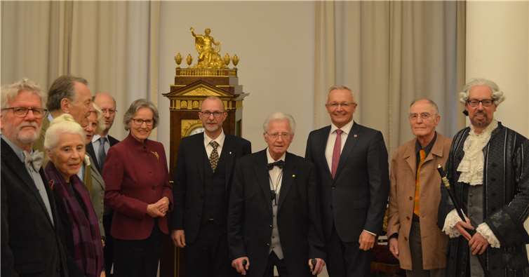 Walter-Friedrich Schmidt (4.v.r.) feiert seinen 90. Geburtstag gemeinsam (v.l.nr.) mit Dr. Siegmar und Viktoria Micke, Prinz Metfried und Prinzessin Felicitas zu Wied, Ian Fowler, Sophie Charlotte Fürstin zu Wied, Friedemann Schmidt-Eggert, Landrat Achim Hallerbach, Dieter Kühnreich und Bernd WillscheidFoto: privat
