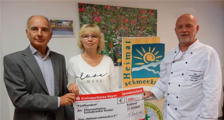 Walter Grambusch (l.), Vorsitzender des „Heimat schmeckt!“ e. V., und Stefan Pohl (r.) bei der Übergabe der Spende an Jutta Arens von der „Elterninitiative krebskranker Kinder Koblenz“ e. V., deren helfenden Projekte rein aus Spenden finanziert werden.Foto: privat