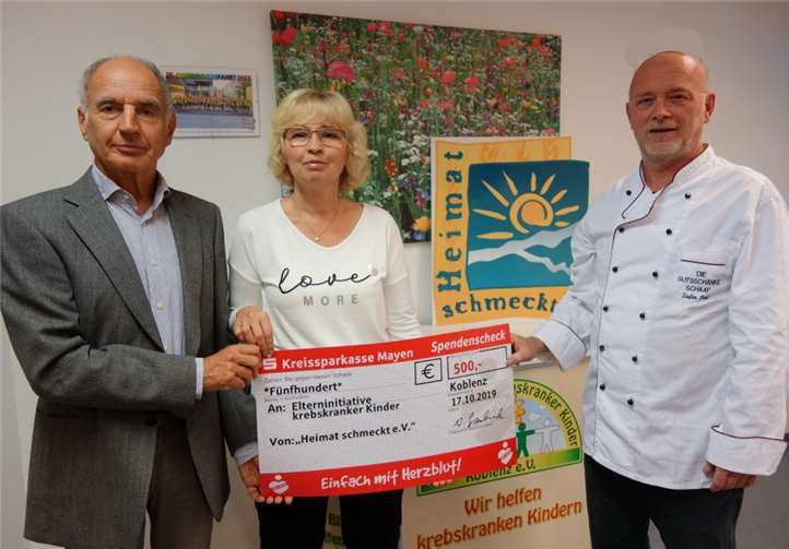 Walter Grambusch (links), Vorsitzender des Vereins „Heimat schmeckt!“, und Stefan Pohl bei der Übergabe der Spende an Jutta Arens von der „Elterninitiative krebskranker Kinder Koblenz“.Quelle:Heimat schmeckt! e. V.