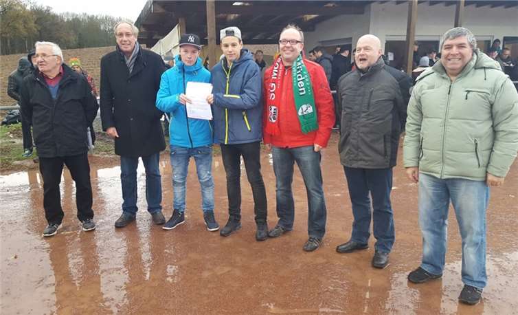 Walter Heinzen, Norbert Neuser, Vizepräsident Fußballverband Rheinland, die Spieler Nik Einig und Max Knaup, Trainer Jörg Einig, Karlheinz Doerschel und Serdar Daldaban waren bei der Spendenübergabe dabei.privat