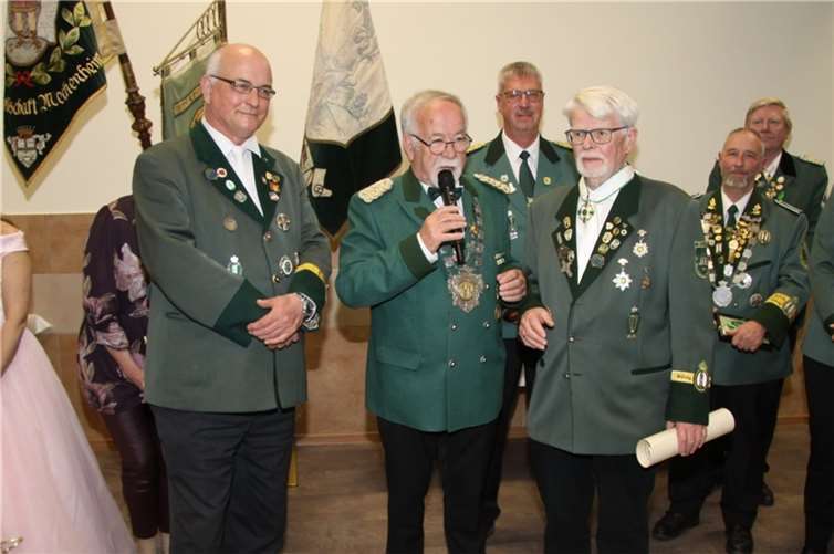 Walter Honerbach ehrte gemeinsam mit Präsident Matthias Klemmer Ferdi Klick für dessen jahrzehntelanges Engagement für die St. Sebastianus Schützenbruderschaft Meckenheim.Foto: St. Sebastianus Schützenbruderschaft Meckenheim