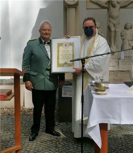 Walter Honerbach überreicht Pfarrer Bernhard Dobelke eine besondere Segensurkunde. Foto: privat