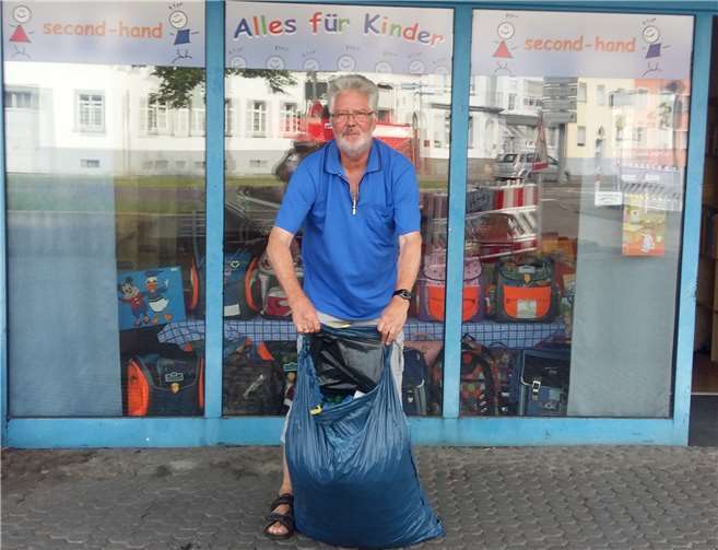 Walter Jung bei der Übergabe der 120 Liter Plastikkappen. privat
