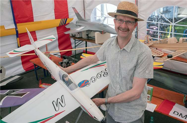 Walter Justen zeigt sein Modellflugzeug, einen Roco Kunstflugtrainer.