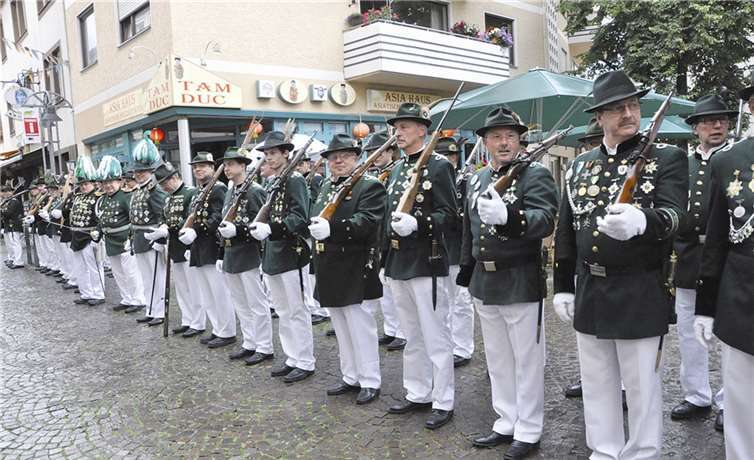 Walter Köbbing (2.v.r. am Schützenfestsonntag) wurde nun für seine langjährige Mitgliedschaft geehrt. AB