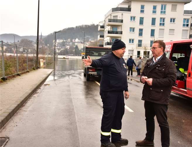 Walter Köbbing (re.) im Gespräch mit Jörg Laux, Oberbrandmeister und Facheinheitsführer für Wasserschutz in Kripp.privat