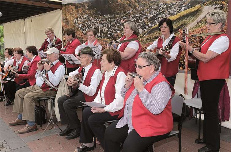 Walter Kreuzberg 5.v.l. mit Gitarre.privat