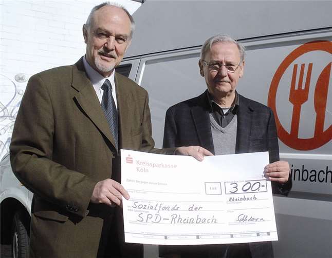 Walter Langer freut sich sehr über den großzügigen Scheck, den er kürzlich von Dr.Uwe Petersen erhielt (li.). privat