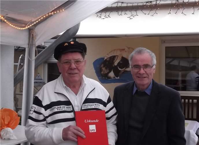 Walter Lenau erhielt eine Dankesurkunde für 50 Jahre SPD-Mitgliedschaft. privat