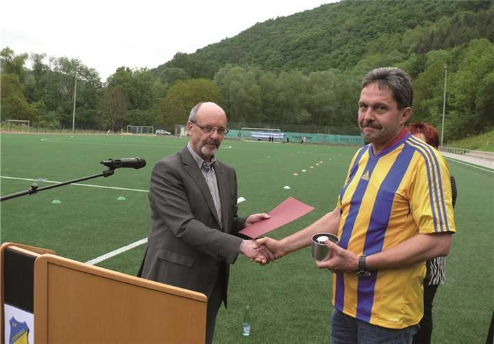 Walter Merten (l.) zeichnete Rolf Schmitt aus. SV Dernau