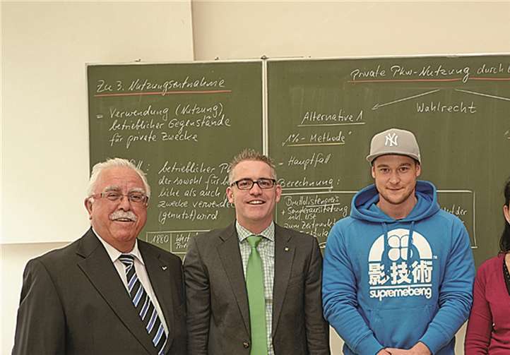 Walter Mock (r.), Vorstandsmitglied der Steuerberaterkammer Rheinland-Pfalz, Hans Spitzhorn (l.), Vorsitzender der Bezirksgruppe Koblenz des Steuerberaterverbands Rheinland-Pfalz, sowie Michael Sonntag (2.v.l.), Leiter der DATEV-Niederlassung Koblenz, gratulieren Julian Hofmann und Birgit Laux zur erfolgreichen Teilnahme am Seminar für „Wieder- und Quereinsteiger in der Steuerberaterpraxis“.SBK/Thomas Frey