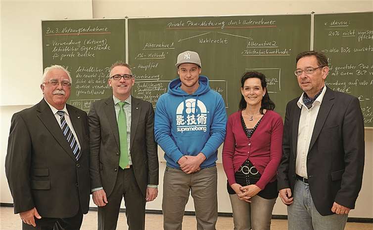 Walter Mock,r., v.l. Hans Spitzhorn sowie Michael Sonntag gratulieren Julian Hofmann und Birgit Laux zur erfolgreichen Teilnahme am Seminar für „Wieder- und Quereinsteiger in der Steuerberaterpraxis“.SBK/Thomas Frey