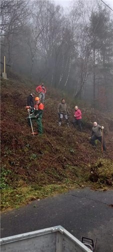 Walter Mohr, Klaus Krumscheid, Senthu Pathmanathan, Adem Moral, Heike Mohr und Ralf Hamacher (auf dem Foto fehlt Willi Wagner, der später noch hinzu kam) räumten rund um das Kreuz zwischen Hähnen und Heeg gründlich auf.  Foto: privat