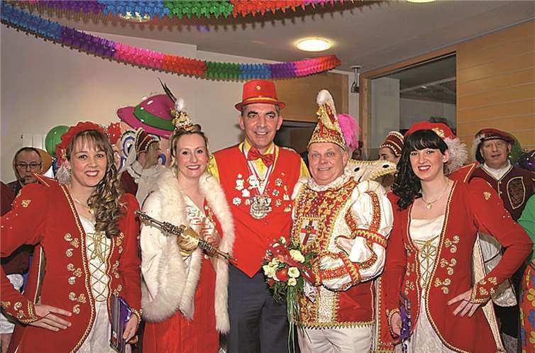 Walter Müller, Vorstand der Volksbank Koblenz Mittelrhein fühlte sich inmitten der Tollitäten sichtlich wohl und die Volksbank hatte volles Haus beim Empfang zu verzeichnen. US