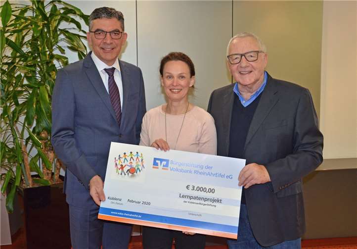 Walter Müller, Vorstandsmitglied der Volksbank RheinAhrEifel und stellvertretender Vorsitzender des Stiftungsvorstands der Bürgerstiftung, überreicht den symbolischen Spendencheck für das LernpatenProjekt an die KoblenzerBürgerStiftung mit Geschäftsführerin Kathleen Benekenstein und dem Vorstandsvorsitzenden Rainer Linnig (v.l.n.r.).Foto: Volksbank RheinAhrEifel