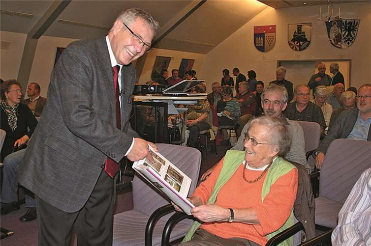 Walter Müller bei der Buchvorstellung im Wappensaal des Rathauses Niederzissen.HG
