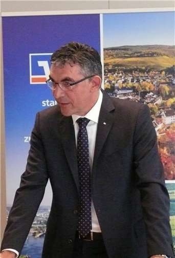 Walter Müller bei der Vorstellung der Fusionspläne beider Volksbanken.