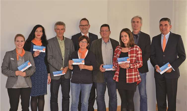 Walter Müller (rechts), die Projektinitiatoren und das „Crowdfunding“-Team der Volksbank Koblenz Mittelrhein freuen sich über den gelungenen Start der neuen Plattform.privat