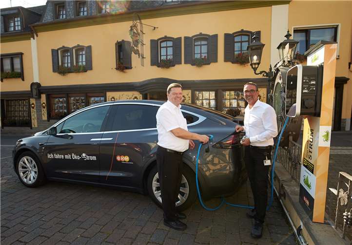 Walter Pistono und Thomas Schnorbach, Großkundenbetreuer bei der evm, testen die neue E-Ladesäule des Hotels Pistono in Dieblich.evm/Frey