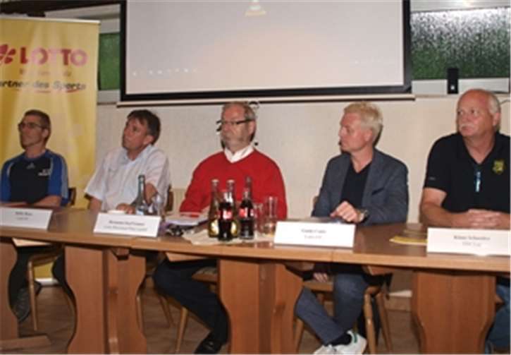 Walter Querbach vom SC Kamp-Bornhofen (v. l.), Lotto-Elf-Spieler Robby Brace, Hermann-Josef Ganser, Lotto-Elf-Koordinator, Moderator und Lotto-Elf-Spieler Guido Cantz ) und Klaus Schneider, 1. Vorsitzender des TSV Lay, bei der Pressekonferenz.
