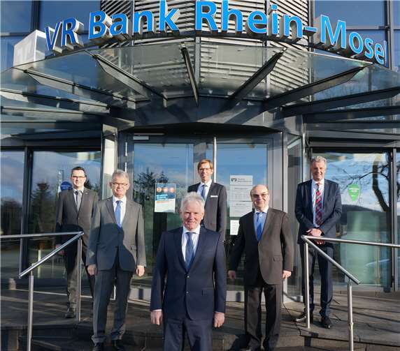Walter Schaub (vorne Mitte), Vorstandsmitglied der VR Bank Rhein-Mosel eG wird von seinen Kollegen in den Ruhestand verabschiedet. V. l. Martin Ritschdorff (Prokurist), Andreas Harner (Vorstandssprecher), Michael Kuch (Vorstand), Hans-Walter Schneichel (Aufsichtsratsvorsitzender), Ulrich Zimmermann (stellv. Aufsichtsratsvorsitzender).Foto: VR Bank