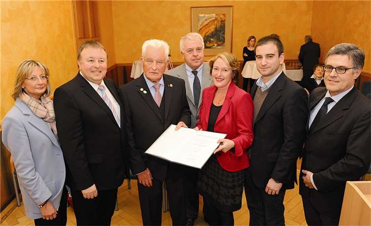 Walter Schmitt, in Sinzig ja besser bekannt als „der Eifel-Schmitt“ erhielt jüngst die Ehrennadel des Landes Rheinland-Pfalz.Fix