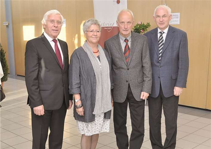 Walter Schmitz nach seiner Ehrung mit Fritz Langenhorst und Ortsbürgermeister Bell Alfred. -BS-