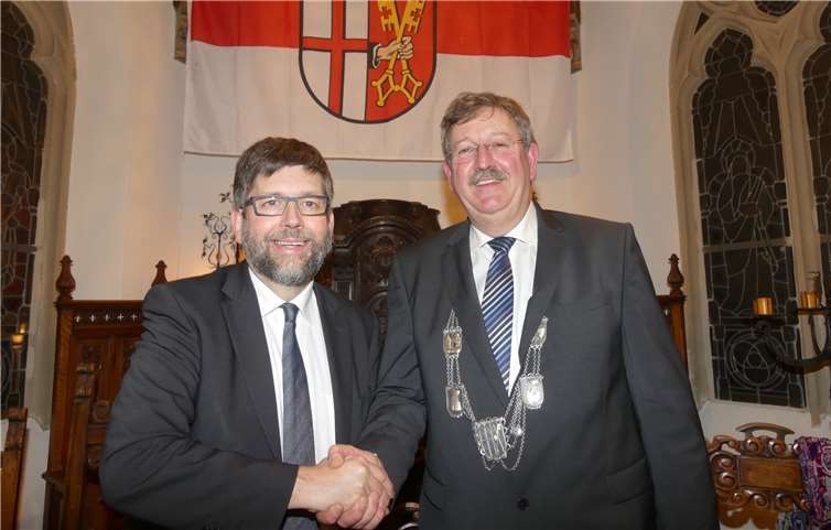 Walter Schmitz (re.) übernahm von seinem Vorgänger Wolfgang Lambertz das Amt des Cochemer Stadtbürgermeisters. -TE-