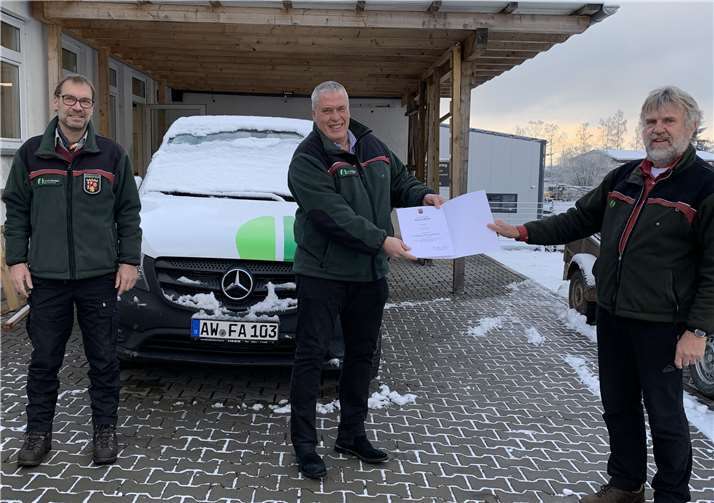 Walter Schneider (Mitte) erhielt eine Urkunde für seine langjährige Tätigkeit.Foto: Privat