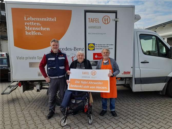 Walter Schopp (l.) und Ekkehard Fiebrich (r.) bedanken sich herzlich bei Josef Niethen (Mitte) für die Lebensmittelspende.  Foto: Lisa-Marie Weber
