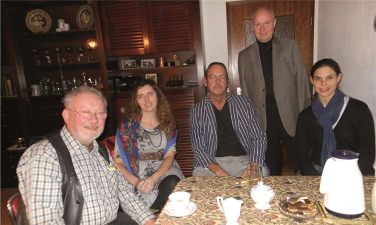 Walter Siebenhaar (li.) steht auf Platz eins der FDP-Liste für den Ortsbeirat Birresdorf. Mit ihm freuen sich (von re.) Christina Steinheuer, Ulrich van Bebber, Dirk Lutter und Svetlana Lutter. privat