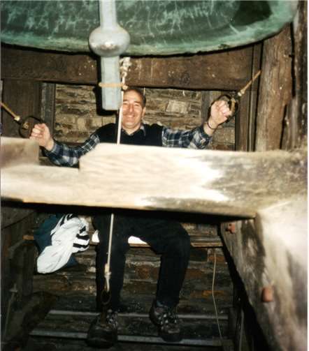 Walter Trarbach im Glockenstuhl der Dernauer Pfarrkirche beim Dingeln.