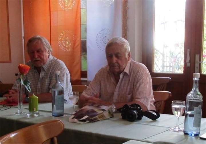 Walter „Waldi“ Fabritius (Mitte) ist der wohl profundeste Kenner der Jahnhalle. privat