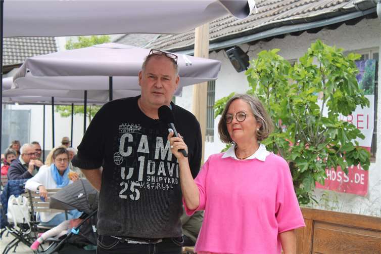 „Bänke für Bares“ in Walporzheim Walter „Waldi“ Lehnertz und Moderatorin Beate E. Wimmer.